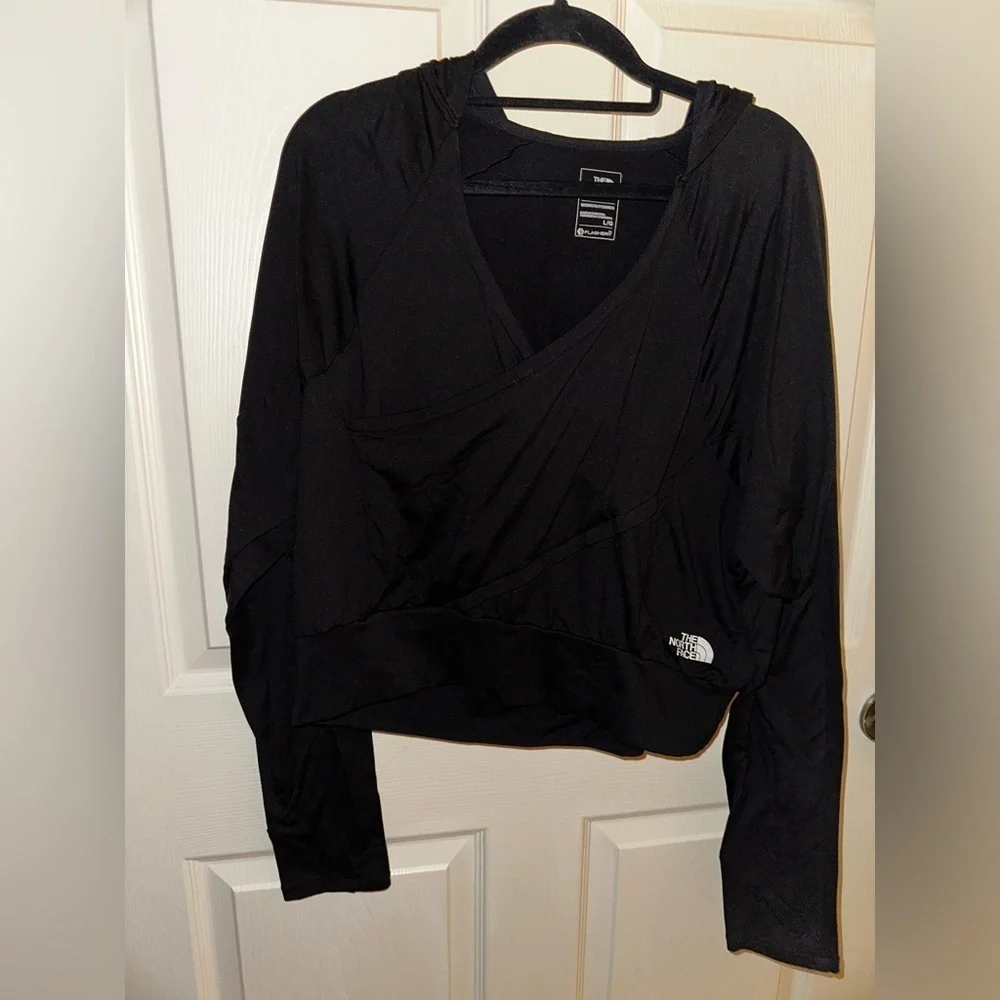 The North Face Women's Black Wrap hoodie L outdoor hiking athleisure